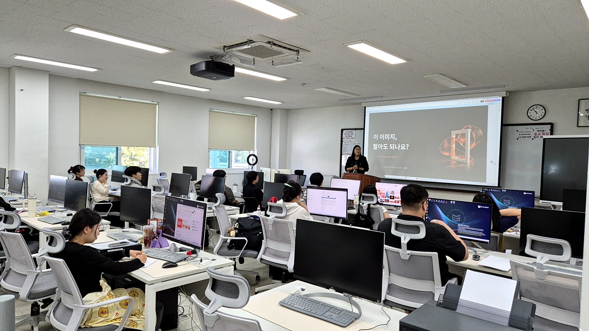 경기도기술학교 AI비주얼디자인 과정에서 AI 저작권 교육을 진행하는 임보란 대표
