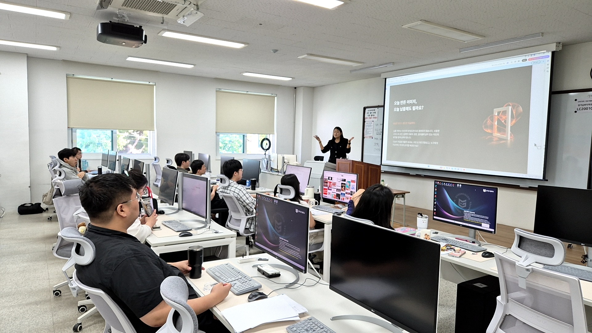 AI 저작권 교육에서 “오늘 만든 이미지, 오늘 납품해도 될까요”를 설명하는 임보란 대표